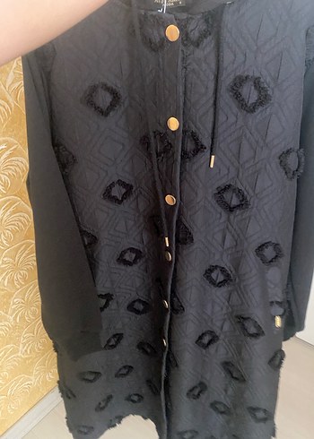 Düğmeli Siyah Nakışlı Uzun Kadın Kaban - Görsel 6