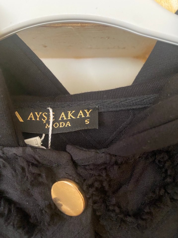 Düğmeli Siyah Nakışlı Uzun Kadın Kaban - Görsel 2