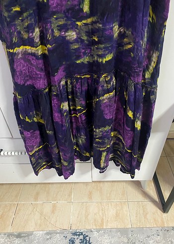 Mor Uzun Bağlama Desenli Piliseli Elbise - Görsel 4