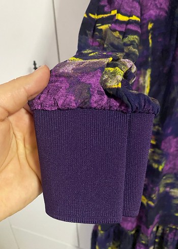 Mor Uzun Bağlama Desenli Piliseli Elbise - Görsel 3