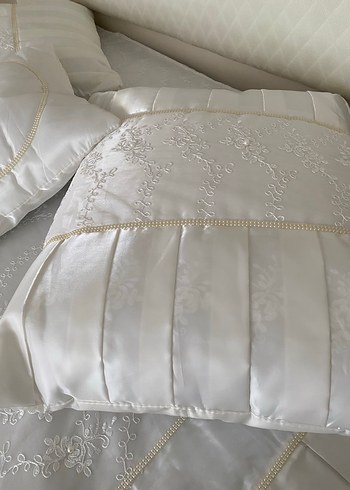 İşlemeli Parlak Beyaz Yatak Örtüsü - Görsel 3