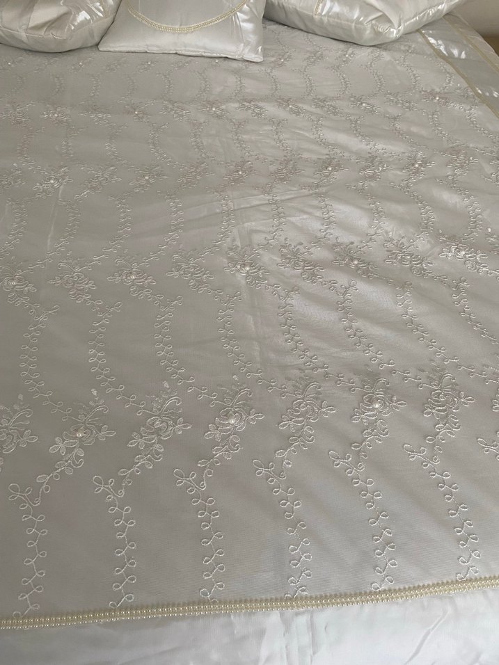 İşlemeli Parlak Beyaz Yatak Örtüsü - Görsel 2