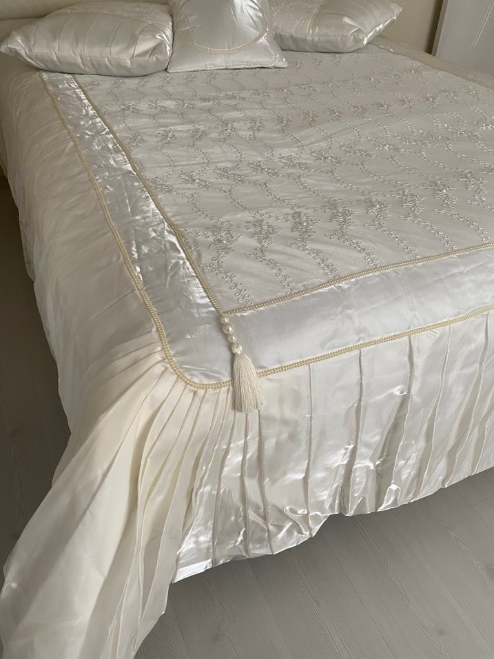 İşlemeli Parlak Beyaz Yatak Örtüsü - Görsel 4