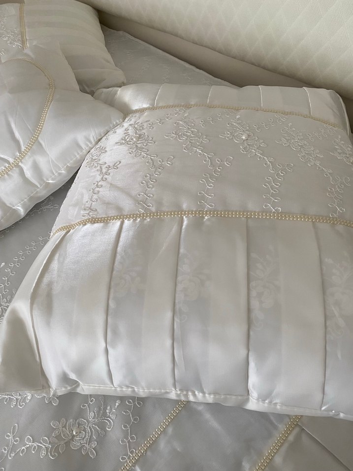 İşlemeli Parlak Beyaz Yatak Örtüsü - Görsel 3