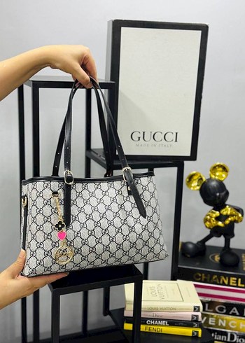Beden Gucci Emblem Tote Bag