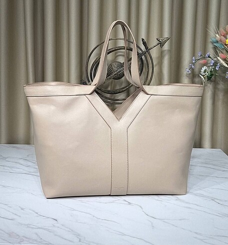 Yves Saint Laurent Tote İn Leather Bag