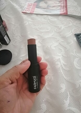 Farmasi kontür stick 