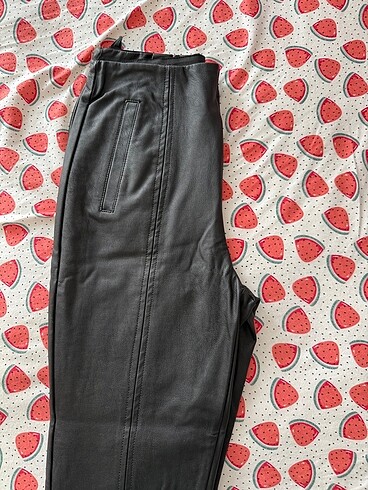 Stradivarius Deri yırtmaçlı pantolon stradivarius