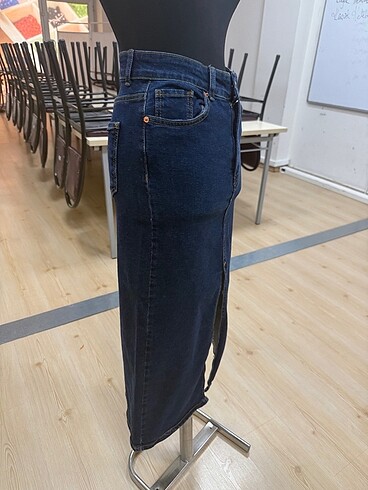 Koyu jean yırtmaçlı etek