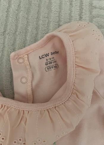 LC Waikiki Pembe Nakışlı Fırfırlı Bebek Tulum