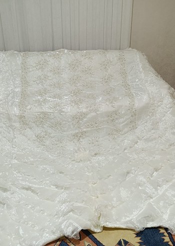 İşlemeli Parlak Beyaz Yatak Örtüsü - Görsel 2