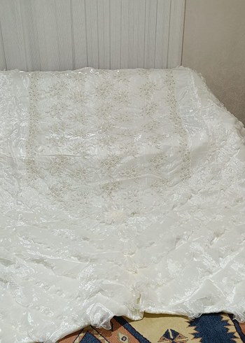 İşlemeli Parlak Beyaz Yatak Örtüsü - Görsel 4