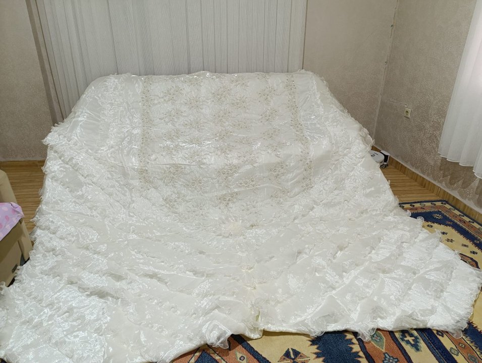 İşlemeli Parlak Beyaz Yatak Örtüsü - Görsel 4