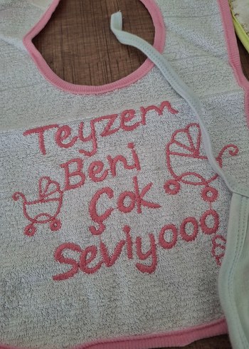 Nakışlı Pastel Renk Bebek Önlükleri - Görsel 2