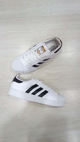 Adidas Süperstar Renk : Beyaza Siyah 