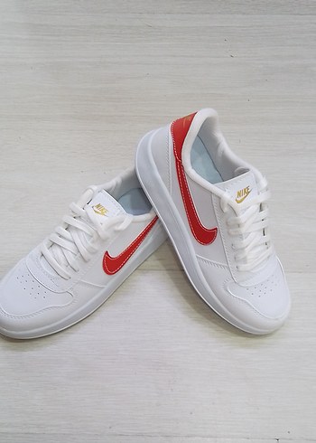 Beyaz Kadın Spor Ayakkabı Kırmızı Detaylı - Görsel 3