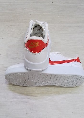 Beyaz Kadın Spor Ayakkabı Kırmızı Detaylı - Görsel 8