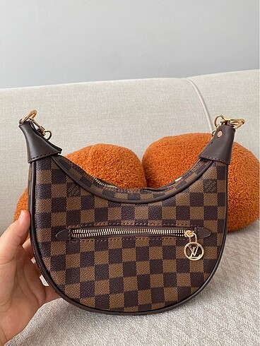 Louis Vuitton kol çantası