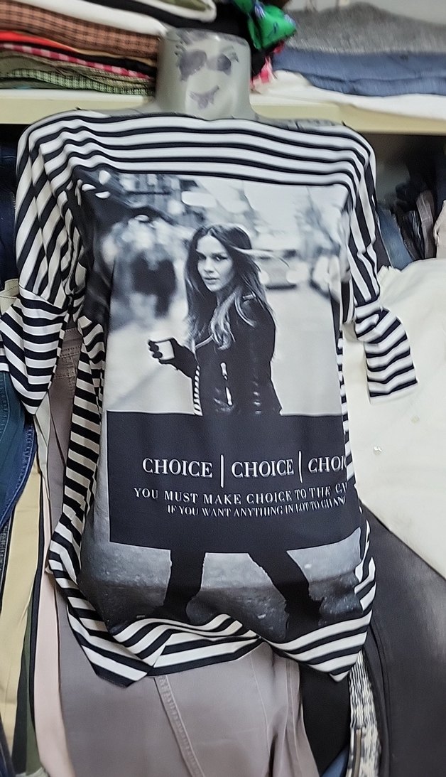 Siyah Beyaz Baskılı Hamile Tişörtü - Görsel 4