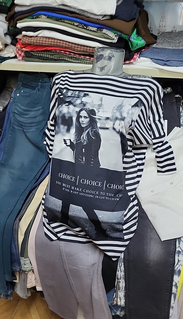 Siyah Beyaz Baskılı Hamile Tişörtü - Görsel 3