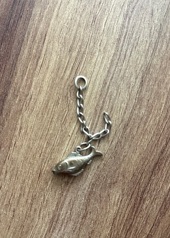 Zincir Detaylı Altın Renk Balık Charm - Görsel 3