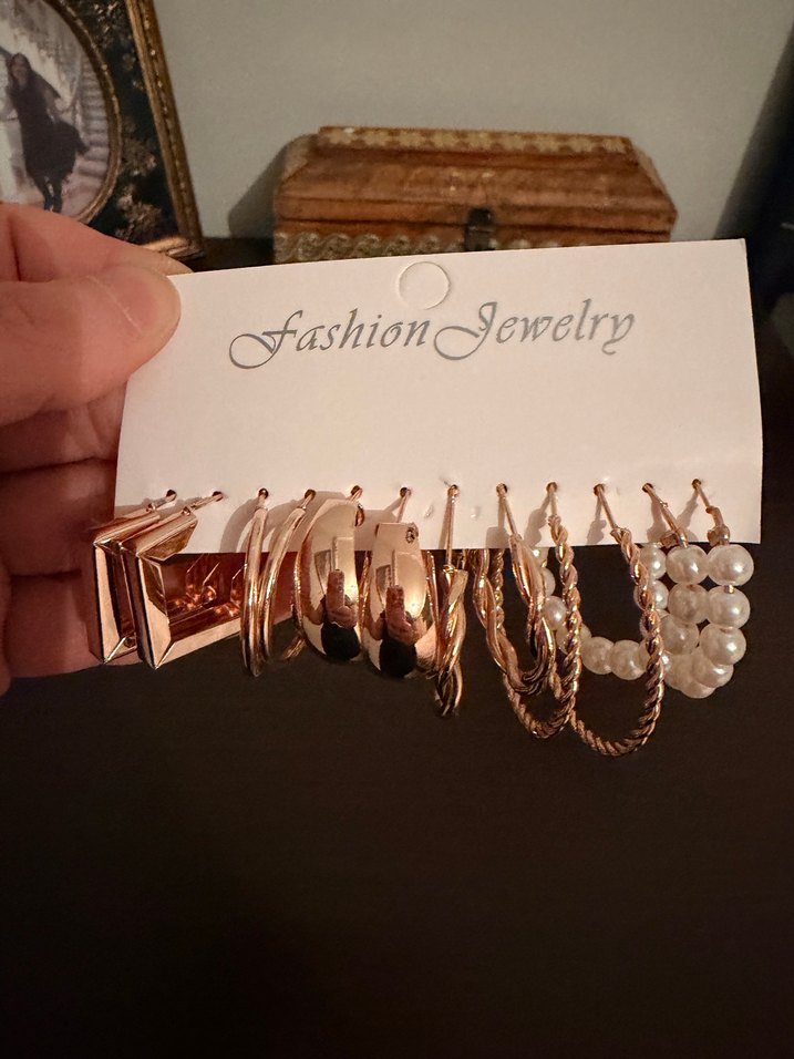 Mini Altın Yılan Desenli Boncuklu Küpeler - Görsel 3