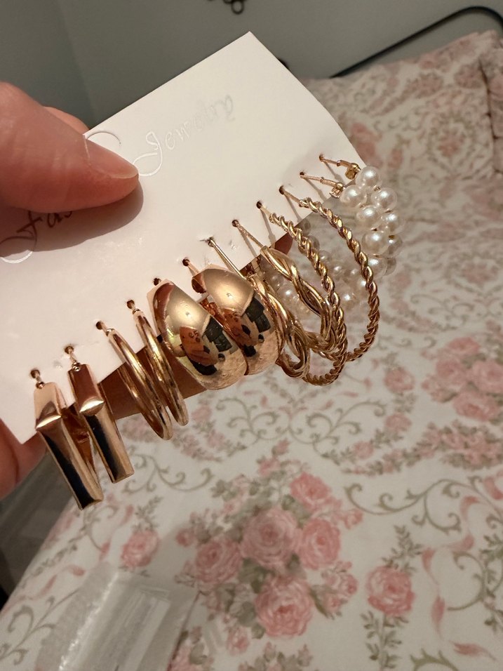 Mini Altın Yılan Desenli Boncuklu Küpeler - Görsel 5