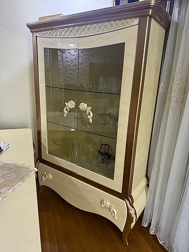 Gül desenli cam vitrin