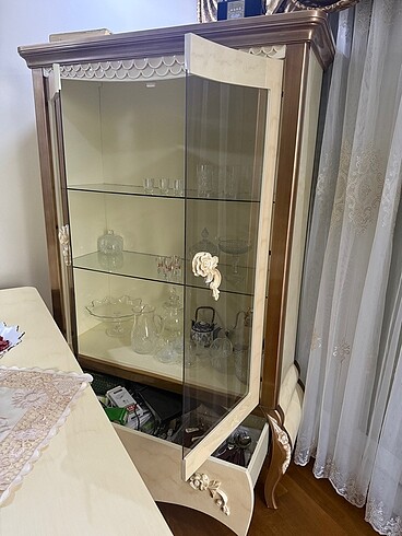 Beden Gül desenli cam vitrin