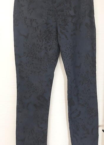 Etiketi üstünde desenli pantalon