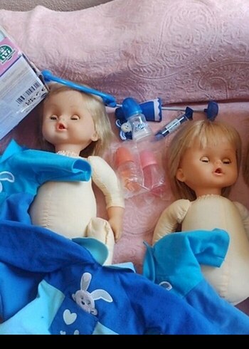 Mavi ve Pastel Tonlarda İki Bebek Oyuncak