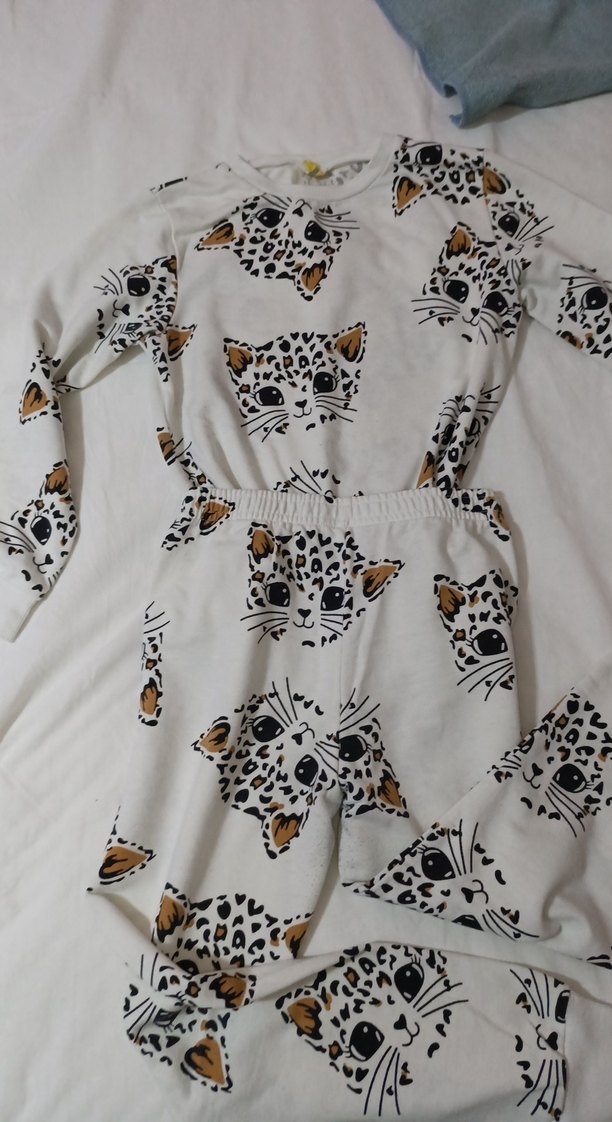 Düğmeli Beyaz Baskılı Sokak Stili Kedi Kıyafeti pıjama. takımı - Görsel 2