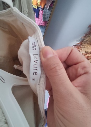 Bej Kemerli V Yaka Askılı Kot Elbise - Görsel 2