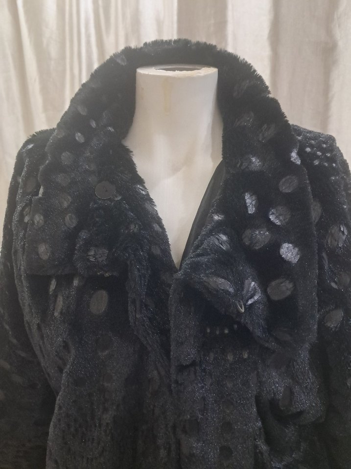 Siyah Nakışlı Kısa Kadın Peluş Mont viol marka - Görsel 2