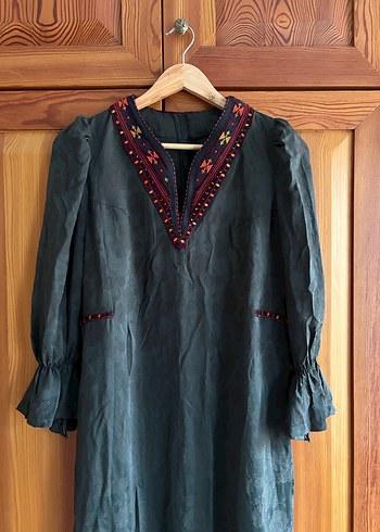 İŞLEMELİ JAKARLI UZUN ELBİSE - Görsel 3