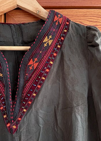 İŞLEMELİ JAKARLI UZUN ELBİSE - Görsel 4