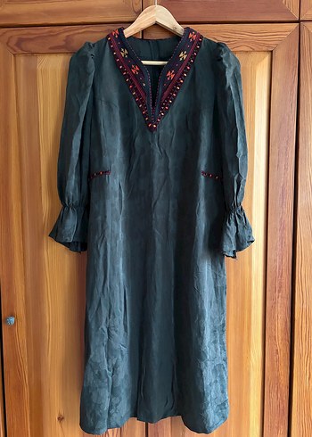 İŞLEMELİ JAKARLI UZUN ELBİSE - Görsel 2