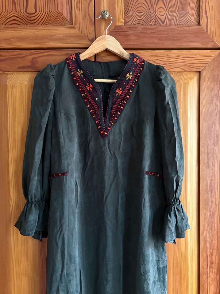 İŞLEMELİ JAKARLI UZUN ELBİSE - Görsel 3