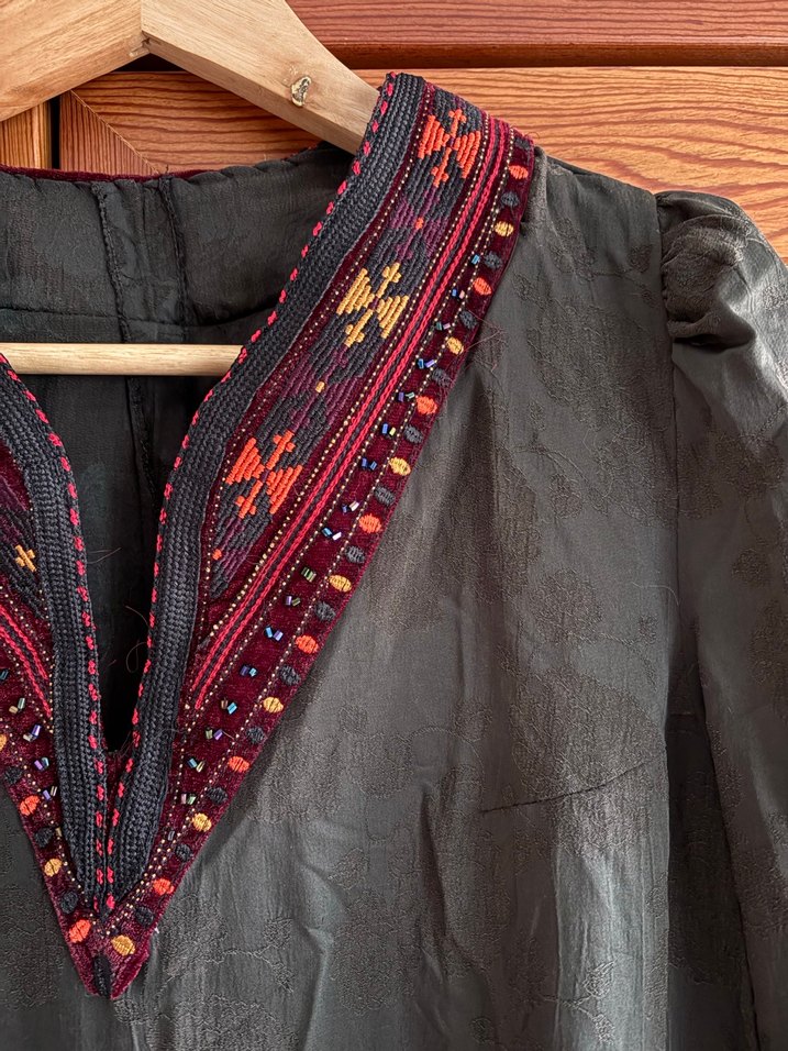 İŞLEMELİ JAKARLI UZUN ELBİSE - Görsel 4