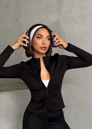 Siyah Vücuda Oturan Fermuarlı Dik Yaka Örme Spor Ceket