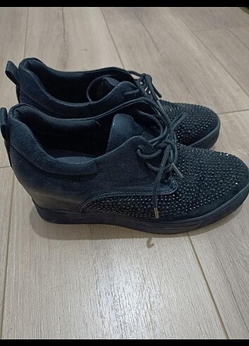 38 Beden Siyah hafif simli dolgu topuk ayakkabı 