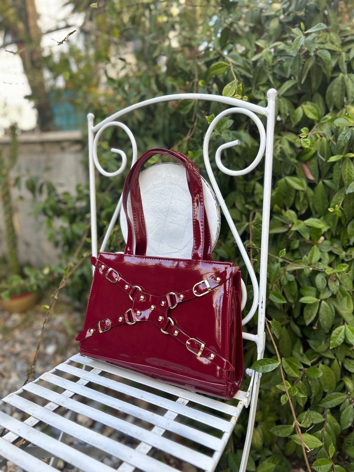 Bordo Parlak Deri Tokalı Kadın Çanta - Görsel 2