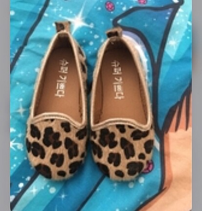 Leopar ayakkabı ve hardal şapka