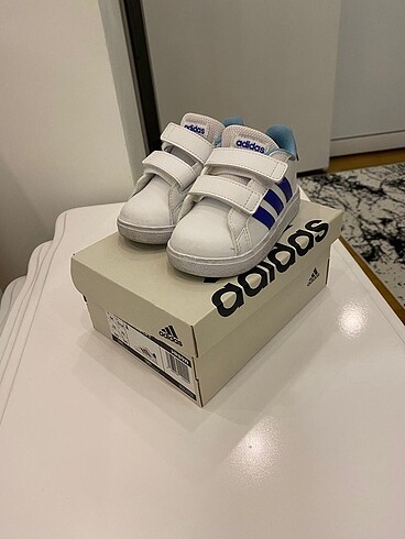 22 Beden Adidas Çocuk Ayakkabısı