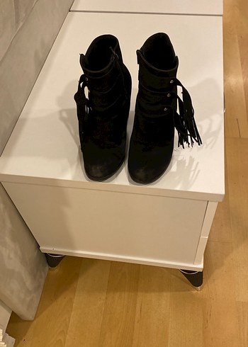 Siyah Süet Kemerli Kadın Dolgu Topuk Bot - Görsel 4