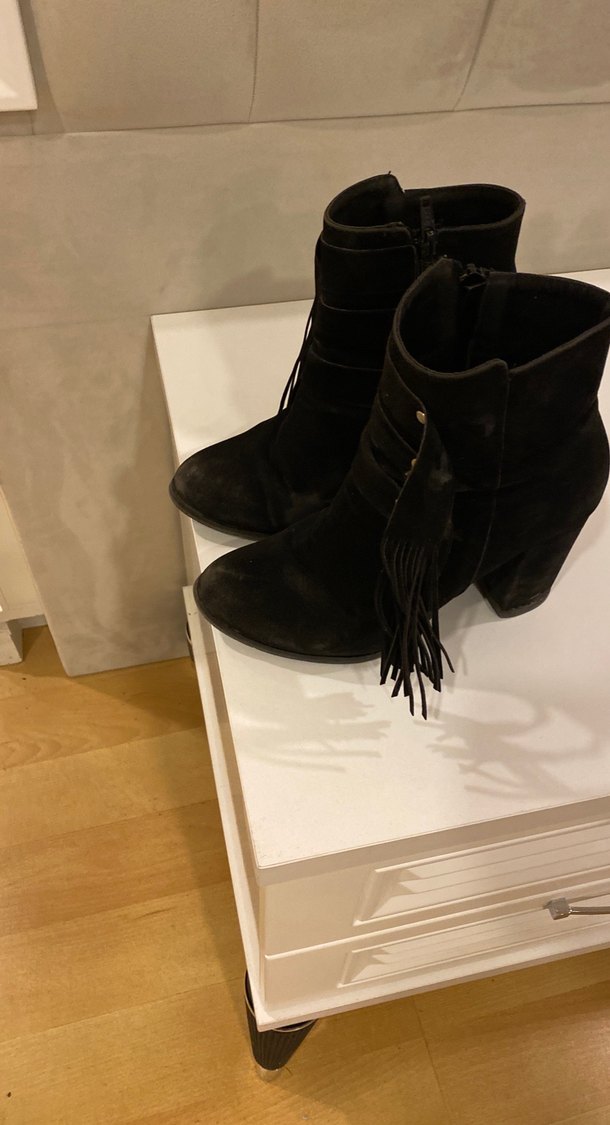 Siyah Süet Kemerli Kadın Dolgu Topuk Bot - Görsel 3