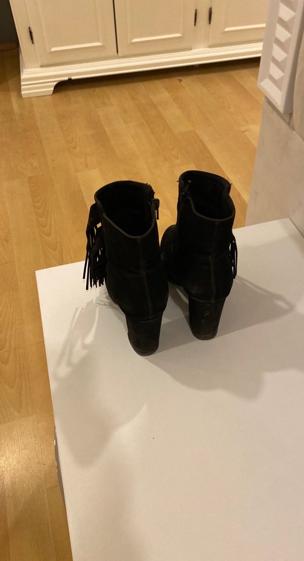 Siyah Süet Kemerli Kadın Dolgu Topuk Bot - Görsel 2