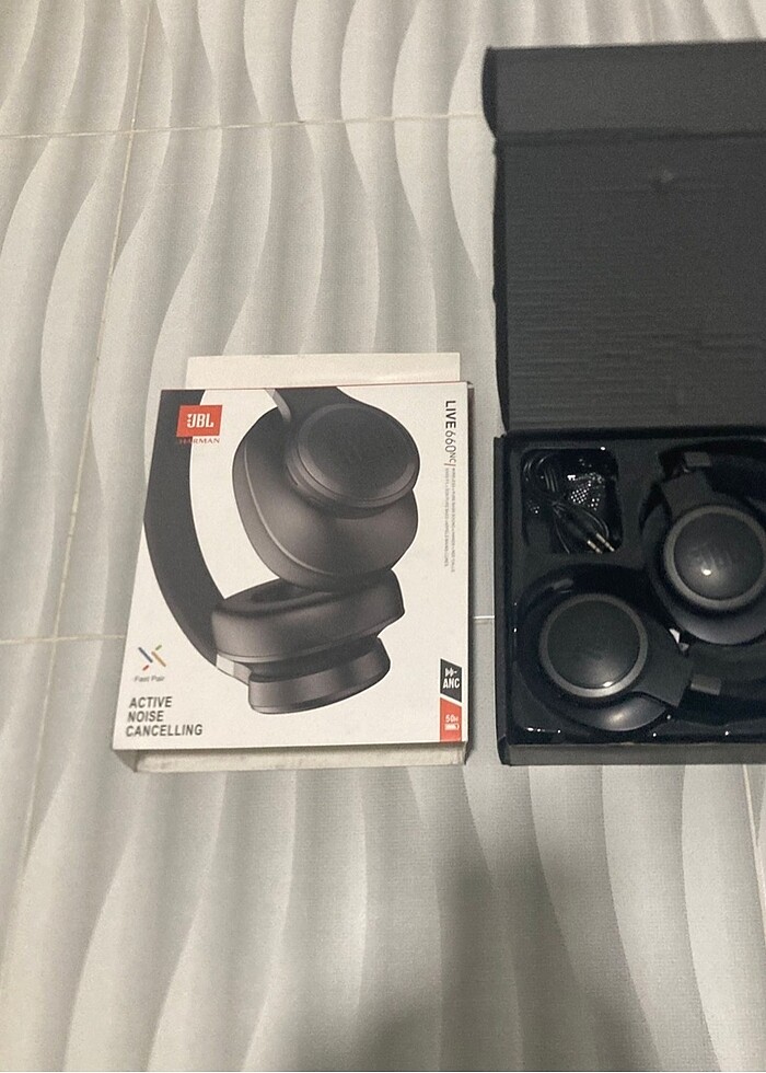 Jbl LİVE 660NC siyah - Görsel 2