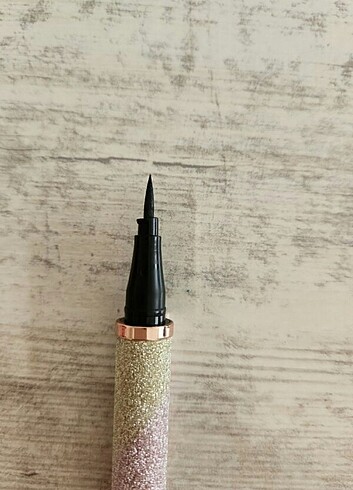  Beden SUYA DAYANIKLI EYELINER