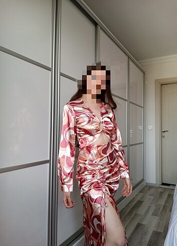 Saten desenli dekolteli yırtmaçlı elbise 